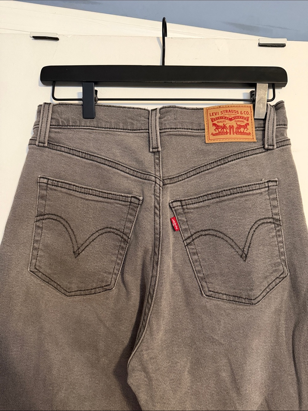 Levi's Gray ribcage straight ankle, size 27 short (25” inseam)